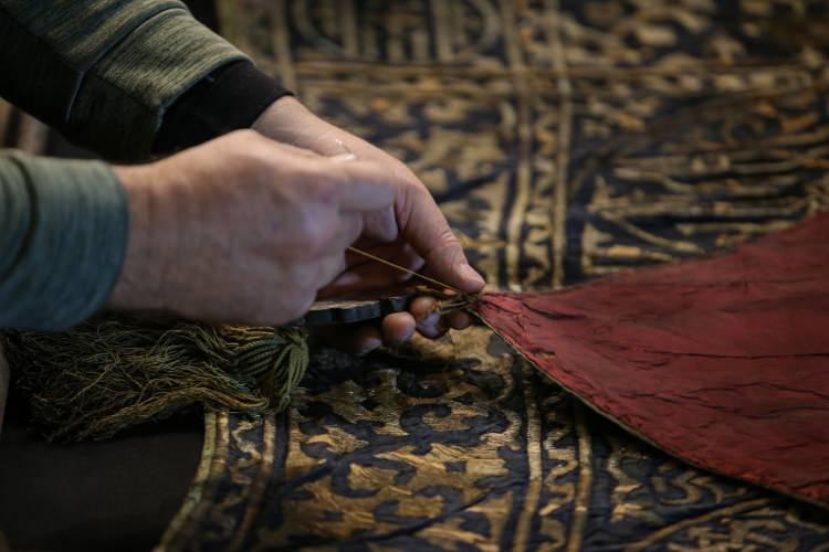 <p>Osmanlı padişahlarından Yavuz Sultan Selim'in halifeliğini ilan etmesinin ardından Ulu Cami'de 500 yılı aşkın süredir sergilenen örtü, restorasyon ve bakımdan geçirildi, çalındığı iddia edilen püskülleri ise onarılarak yerine dikildi. </p>
