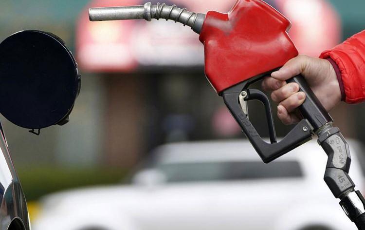 <p>Brent petrol fiyatlarında dalganlanmayla, benzin ve motorin fiyatları da indirim ve zam haberleriyle değişkenlik gösteriyor.</p>
