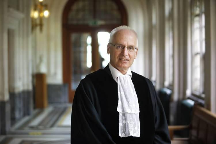 <p><strong>13- Georg Nolte (Almanya)</strong></p>
<p>1959 yılında Almanya'nın Bonn şehrinde doğdu. Berlin Humboldt Üniversitesi'nde uluslararası hukuk profesörü olarak görev yaptı. Birleşmiş Milletler Uluslararası Hukuk Komisyonu üyesiydi ve 2017 yılında başkanlığını yaptı.</p>
<p>2020 yılında 193 oydan 160'ını alarak Uluslararası Adalet Divanı hâkimi seçildi ve 2021 yılında 9 yıllık görevine başladı.</p>
<p>Özgür Berlin Üniversitesi ve Cenevre Üniversitesi'nde hukuk, uluslararası ilişkiler ve felsefe okudu ve Heidelberg Üniversitesi'nden hukuk doktorası aldı.</p>