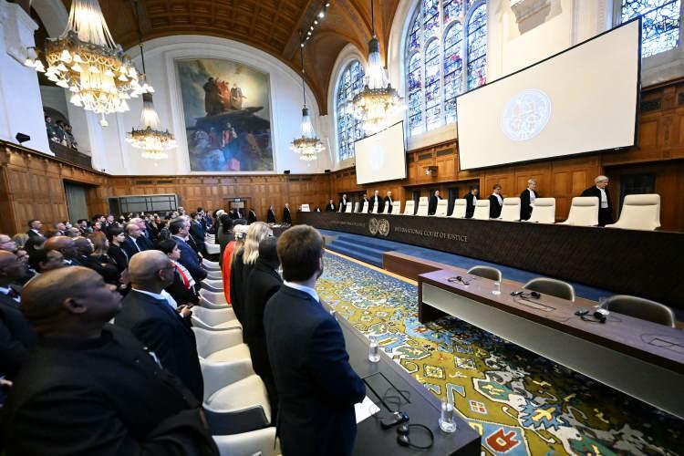 <p><strong>16- Dikgang Moseneke</strong></p>

<p>Reuters'e göre 76 yaşındaki Moseneke, ırkçılığa karşı mücadele eden ve ülkenin demokrasiye geçişinde önemli rol oynayan Güney Afrika'nın en kıdemli emekli yargıçlarından biridir. 15 yaşındayken ırkçılığı protesto ettiği için hapse atıldı ve Güney Afrika'daki kötü şöhretli Robben Adası hapishanesinde Nelson Mandela ile arkadaş olarak 10 yıl geçirdi.</p>

<p>Moseneke, üniversite eğitimini parmaklıklar ardında okudu ve serbest bırakıldıktan sonra avukat olarak çalıştı. Mandela ondan Güney Afrika'nın geçici anayasa taslağının hazırlanmasına yardım etmesini ve ilk demokratik seçimleri denetlemesini istedi. 2002 yılında Güney Afrika Anayasa Mahkemesi'ne atandı. 2005 yılında Yüksek Mahkeme Baş Yargıç Yardımcılığına atandı ve 2016 yılında emekli olana kadar bu görevi sürdürdü.</p>

<p>Oxford Üniversitesi ile 2021 yılında yaptığı otobiyografik bir röportajda, çocukluğunda derin bir doğru ve yanlış anlayışına sahip olduğunu belirtti. "Irkçılık gerçekten büyük bir öğretmendi, çoğu ülke gibi insanlara eşitsizliği öğretti" dedi.</p>

<p>Pretoria Üniversitesi'nde uluslararası insan hakları hukuku profesörü Frans Viljoen, Moseneke'nin, "davaların gerçeklerini takip eden, geniş vizyona sahip, adil bir yargıç" olarak tanındığını söylüyor.</p>
