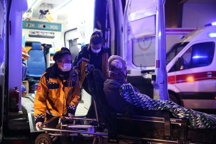 <p>B&ouml;lgede yaptıkları &ccedil;alışmalarda, depremler nedeniyle 450 kilometreye yakın bir y&uuml;zey kırığının oluştuğunu g&ouml;zlemlediklerini aktaran &Ouml;zkaymak, ş&ouml;yle konuştu:</p>

<p>&nbsp;</p>

<p>"6 Şubat'taki depremler bize, bilimsel anlamda beklemediğimiz durumları da &ouml;ğretti. Aynı anda birden fazla fay segmentinin kırıldığını g&ouml;rd&uuml;k. İlk depremde 4, ikinci depremde 2 fay segmenti kırıldı. Bu segmentlerin aynı anda kırılması da bizim beklediğimiz b&uuml;y&uuml;kl&uuml;ğ&uuml; de artırdı. Bizim Kahramanmaraş'ta beklediğimiz deprem 7,2-7,3 b&uuml;y&uuml;kl&uuml;ğ&uuml;ndeydi, 7,7 ile 7,6 değil. Yine, aynı g&uuml;n 9 saat arayla iki b&uuml;y&uuml;k deprem, b&ouml;lgedeki yıkımı olduk&ccedil;a artırdı."</p>
