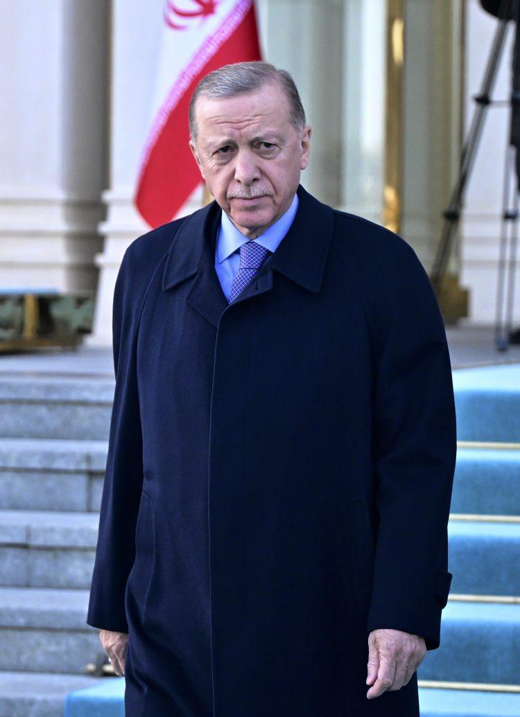 <p>Cumhurbaşkanı Erdoğan, Reisi'yi Külliye'nin ana giriş kapısında karşıladı.</p>
