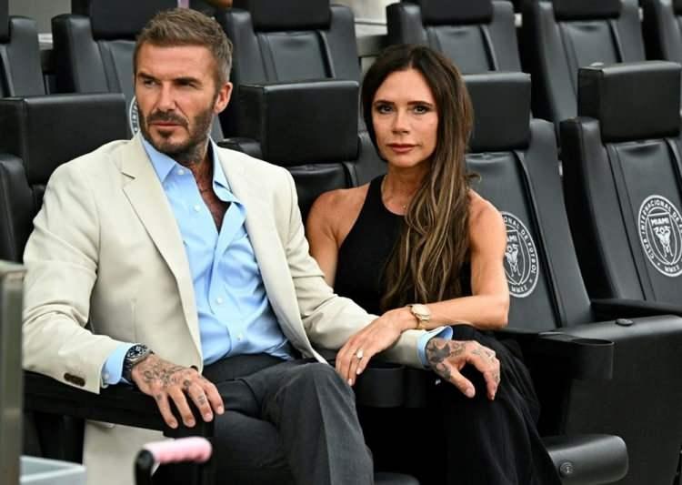 <p><strong>VİCTORİA BECKHAM AKŞAM YEMEĞİNDE NE YİYOR?</strong></p>
<p><strong>Geleneksel spagettiyi sağlıklı bir alternatifle değiştiren dört çocuk annesi Victoria, akşam yemeğinde canlı sebzelerle karıştırılmış baharatlı karidesli kabak yediği söylüyor.</strong></p>