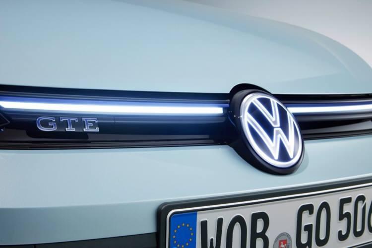<p>Başka dikkat çeken bir nokta ise donanım seviyesine göre gelen aydınlatmalı Volkswagen logosu.</p>