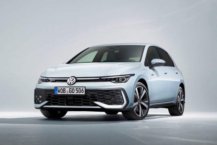 <p><strong>MOTOR SEÇENEKLERİ-</strong></p>
<p> </p>
<p>Yenilenen Golf'te benzinli, dizel, hafif hibrit ve plug-in hibrit versiyonlar devame diyor. Manuel vitesli iki adet 1,5 litrelik turboşarjlı benzinli versiyonlardan biri 113 bg, diğeri 148 bg güç üretiyor.</p>
