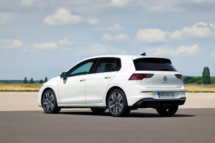 <p>2.0 dizel motor altı ileri manuel vites ile 113 beygir, yedi ileri DSG ile 148 beygir güç sunuyor.</p>
<p> </p>