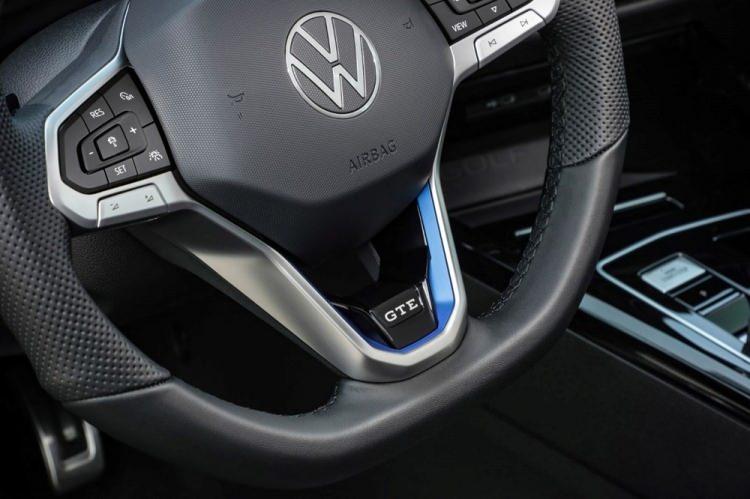<p>Golf GTE ise, içten yanmalı motor ve elektromotor ile 272 beygir güç ve 400 Nm tork üretiyor.</p>