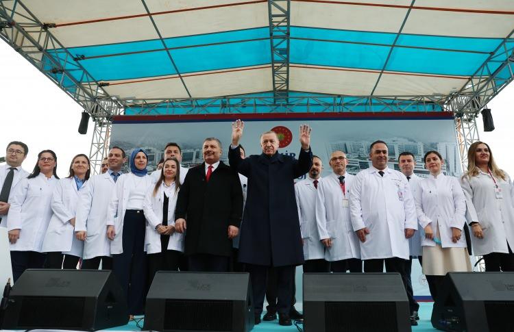 <p>Cumhurbaşkanı Erdoğan, törenin ardından hastanede incelemelerde bulundu, tedavi gören çocukları ziyaret etti. Erdoğan'a Sağlık Bakanı Fahrettin Koca da eşlik etti.</p>