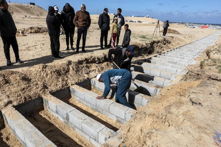 <p>Cenazelerin, Gazze'nin güneyindeki Refah kentinde bir toplu mezara defnedildiği ifade edildi.</p>

