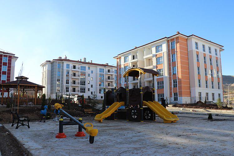 <p>120 bin kilometrekarelik alanda 11 il, 124 ilçe, 6 bin 929 köy ve mahallede ağır yıkımlarda 107 bin 213 vatandaş ise yaralandı, 14 milyon kişi doğrudan etkiledi.</p>