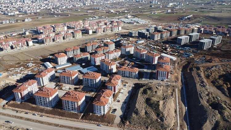 <p>Öte yandan aynı sürede deprem konutlarını temeli atıldı. </p>