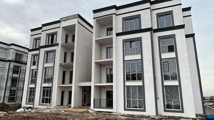 <p>Rezerv alanlarda ve şehir merkezlerinde yapımı biten konut, köy evleri ve iş yerleri; her ay ortalama 15-20 bin olmak üzere hak sahiplerine teslim edilecek.</p>
