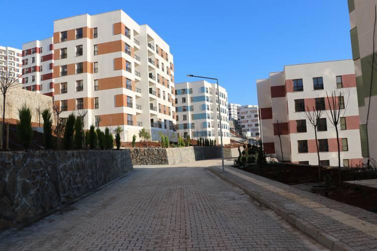 <p>AFAD'ın yaptığı çalışmalarda bugüne kadar 390 bin konut, 40 bin iş yeri ve 11 bin 500 ahır olmak üzere; toplam 441 bin 500 bağımsız bölüm için hak sahipliği tespiti yapıldı.</p>
