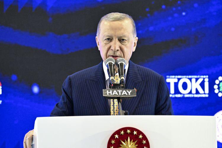 <p>Cumhurbaşkanı Erdoğan, bugün de Gaziantep’te inşa edilen deprem konutlarının teslim törenine katılacak. Cumhurbaşkanı Erdoğan, önümüzdeki hafta içi ise Kahramanmaraş, Şanlıurfa, Adıyaman ve Elazığ’da düzenlenecek anahtar teslim törenlerine katılacak.</p>