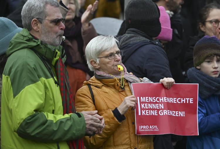 <p>Soy ismini vermek istemeyen Renate de faşizme karşı olduğu için eyleme katıldığını ifade ederek "<strong>Aşırı sağa karşı olduğumuz için buradayız. AfD'nin yok olmasını sağlamalıyız.</strong>" değerlendirmesinde bulundu.</p>

<p> </p>
