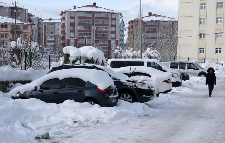 <p>Van-Bahçesaray kara yolu çığ tehlikesi nedeniyle kapalı tutulurken ilçeye ulaşım Bitlis'in Hizan ilçesi üzerinden sağlanıyor.</p>