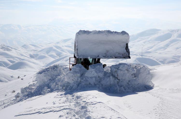 <p>Bitlis</p>
<p>Bitlis İl Özel İdaresi Yol ve Ulaşım Hizmetleri Müdürü Ümit Kurtkan, kar ve tipi nedeniyle 14 köy yolunun kapandığını belirtti.</p>
<p>Kurtkan, vatandaşların mağdur olmaması için kardan kapanan köy yollarının kısa sürede ulaşıma açılacağını kaydetti.</p>
<p>Bitlis merkeze bağlı Yukarıkaraboy köyü yolunda karla mücadele çalışması yürüten iş makinesi operatörü Kenan Dayan da kentin yüksek kesimlerindeki bazı bölgelerde 4 metre karın bulunduğunu söyledi.</p>
<p>Dayan, "Karla mücadele çalışmalarımız devam ediyor. Köylerdeki vatandaşlarımızın mağdur olmaması için gece gündüz çalışıyoruz. En kısa sürede yolları açmak için çaba gösteriyoruz." dedi.</p>
<p>Belediye ekipleri de kentteki cadde ve sokakları ile okulların bahçesinde kar temizleme çalışması yürüttü.</p>