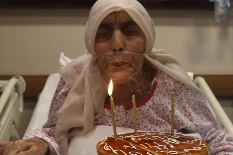 <p>Yaklaşık 5 saat sonra enkazdan kurtarılan Düzer, yoğun bakımda gördüğü tedavinin ardından sevenlerine kavuştu.</p>
<p> </p>