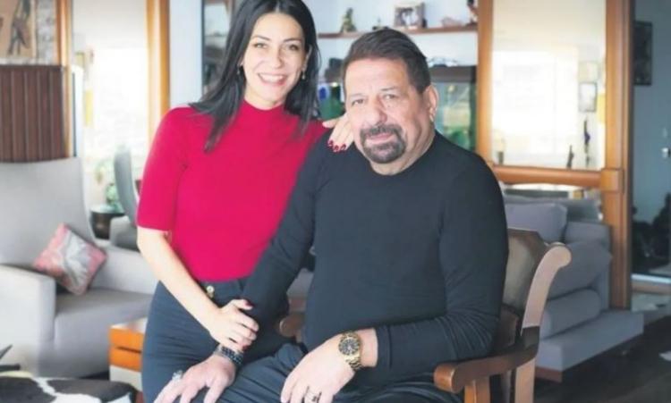 <p><strong>Lüks evinin kapılarını Evrim Akın'a açan ünlü spor yorumcusu Erman Toroğlu'nun ayna takıntısı gündem oldu. </strong></p>
