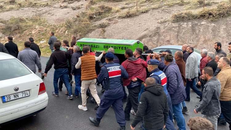 <p>Jandarma tarafından keşif yapılan bölgede söz konusu malzemeler de ele geçirildi. Hasibe Soykuk'un kafasına keser ile vurarak öldürdüğü iddia edilen İsmail Kocatürk'ün, 'hırsızlık' ve 'dolandırıcılık' suçlarından da 9 farklı suç kaydı olduğu ortaya çıktı.</p>
