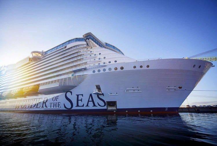<p>Dünyanın en büyük yolcu gemisi olan ve Titanik’ten 5 kat daha büyük “Icon of the Seas” yolcu gemisi 1 haftalık gezi için Miami Limanı’ndan Cumartesi günü demir aldı.</p>
