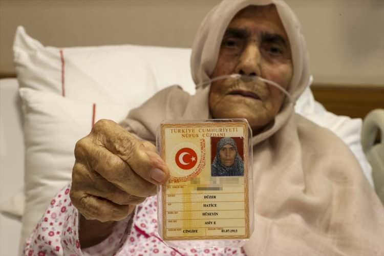 <p>Konuşma güçlüğü çeken Hatice ninenin torunu Neslihan Bakır, AA muhabirine, babaannesinin 111 yaşında olduğunu, bu yaşına kadar çok badireler atlattığını söyledi.</p>