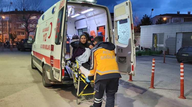 <p>Çarpışmanın ardından yola savrulan Emirhan İ. ile Alperen S. düşerken, kontrolden çıkan otomobil aydınlatma direğine çarparak durabildi.</p>