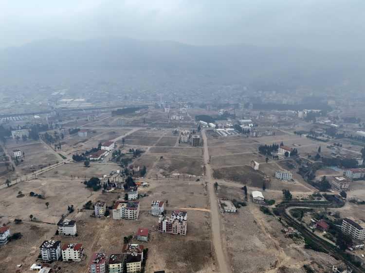 <p>Hatay’da 6 Şubat depremini yaşayan Emek Mahallesi Muhtarı, “Mahallenin yarısından fazlası yıkıldı. yaklaşık 1500 sadece benim mahallemde ölü sayısı var. Şu anda mahallede 35 aile var. Mahallemde yaklaşık 15 bin aile vardı. En son 5 bin seçmenimiz vardı mahallemizde şu anda 3000 civarında seçmeniz kaldı. Allah’ın izniyle mahallemiz tekrar yerinde olacak. Kimsenin umutsuzluğa kapılmamasını istemiyorum, depremi mahallemde yaşadım hala daha mahallemdeyim. Biz umudumuzu kaybetmedik kaybetmeyeceğiz de. Devletimiz bizi ilk günden beridir yalnız bırakmadı” dedi.</p>