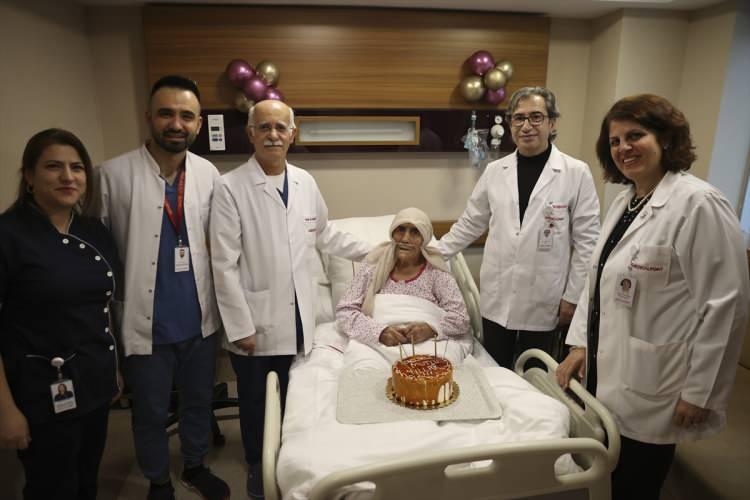 <p>Başhekim ve Göğüs Cerrahisi Uzmanı Prof. Dr. Ekber Şahin de Düzer'in ilerleyen yaşına rağmen dirençli ve pozitif bir kişi olduğunu söyledi.</p>
<p> </p>
<p>Şahin, "Ağır zatürre olarak geldi hastanemize. Yaptığımız tedaviyle teyzemizi sağlığına kavuşturduk. Taburcu edeceğiz. Çok mutluyuz. Bu yaşta geçirilen zatürre hastayı çok olumsuz yönde etkileyebilir. Ancak hastamız tedaviye çok güzel yanıt verdi. Onu sağlıklı şekilde hastanemizden taburcu ettiğimiz için ayrıca mutluyuz." ifadelerini kullandı.</p>