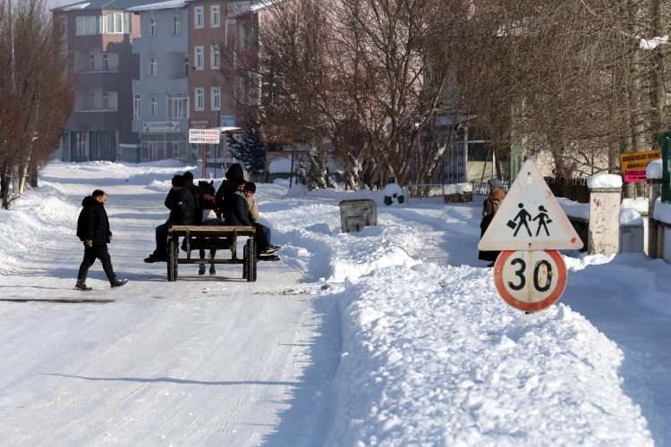 <p>Erzurum'da dondurucu soğukların etkisiyle araç ve iş yeri camları buz tuttu, ağaç ve bitkiler kırağıyla kaplandı.</p>
<p> </p>