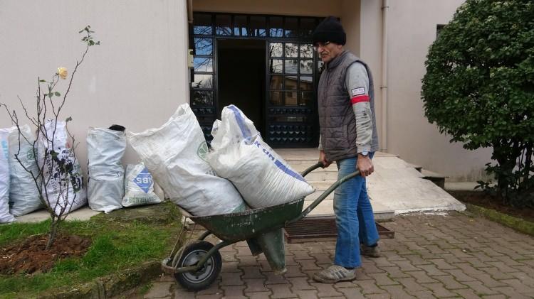 <p>Emekliliğinin ardından spor yaparak gençliğindeki zindeliğine geri döndüğünü belirten Karaağaç, “Bana kaç yaşındasın diye soruyorlar, ben de onlara ‘hissettiğim yaşımı soruyorsun yoksa esas yaşımı mı soruyorsun’ diyorum. Şu anda ben kendimi 49 yaşında hissediyorum. Çalışırken gençler benimle harç karıştırırken dayanamıyorlar, güç yok kollarında. Haftada 3 gün idman yapıyorum 1 saat açma, germe, arttırma yani bu iş sadece normal koşmakla olmuyor. Nefeste çok iyimdir mesela ben yarışlarda hiçbir şekilde nefes sıkıntısı yaşamam. Sadece biraz ayaklarda sorun yaşıyorum o da yeterli beslenemediğimizden ve yeterli vitamini alamadığımızdan kaynaklı bir durum” şeklinde konuştu.</p>
