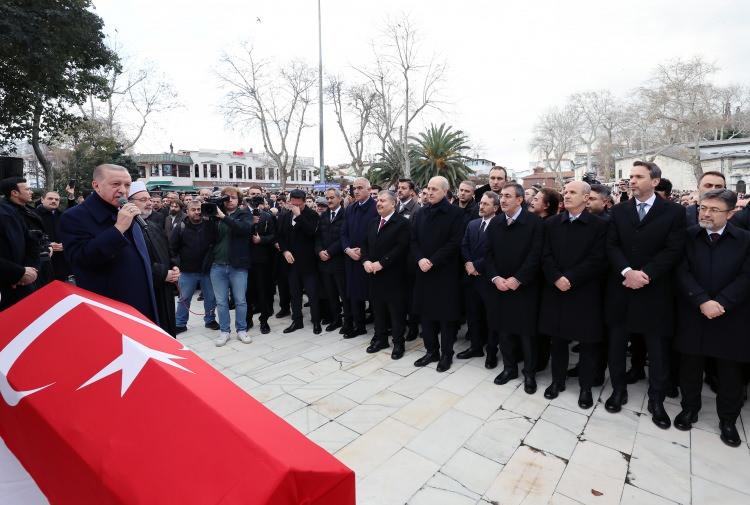 <p>Törende, İstanbul İl Müftüsü Prof. Dr. Safi Arpaguş, AK Parti İstanbul İl Başkanı Osman Nuri Kabaktepe, eski bakanlar Mahmut Özer ve Zehra Zümrüt Selçuk, sanatçı Orhan Gencebay, Baykar Yönetim Kurulu Başkanı Selçuk Bayraktar, bazı milletvekilleri ile ilçe belediye başkanları, sivil toplum kuruluşu temsilcileri, sanatçılar, yazarlar ve akademisyenler de yer aldı.</p>
