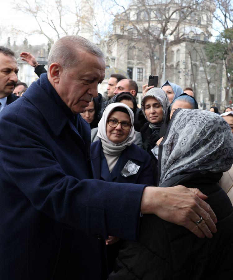 <p>Cumhurbaşkanı Erdoğan da buradaki konuşmasında, "Şu anda ebediyete, Hakk'a ablaların ablasını uğurluyoruz. Muhabbetinde hep şunu söylerdi, 'Anneciğim, ablacığım'. Böyle bir güzelliği vardı." dedi.</p>
