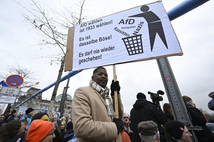 <p>Potsdam kentinde 3 bin kişinin aşırı sağa karşı düzenlenen protestoya katıldığı ifade edilirken Freiburg'da 30 bin, Augsburg'da 25 bin, Krefeld'de 10 bin, Schwerin'de 2 bin 500 ve Hannover'de 7 bin kişi gösterilerde yer aldı. Ülkede 3 haftadan beri aşırı sağa karşı gösteriler düzenleniyor.</p>
<p> </p>