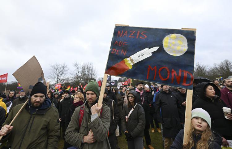 <p>Berlin polisi, eyleme 150 binin üzerinde kişinin katıldığını belirtirken gösteriyi organize edenler, bu sayının 300 bin olduğunu savundu.</p>

<p> </p>
