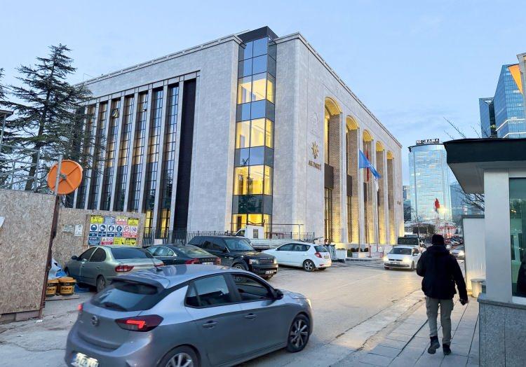 <p>AK Parti’nin beyannamesi, “<em><strong>Türkiye Yüzyılı İçin Gerçek Belediyecilik”</strong></em> temasıyla hazırlandı. 8 başlıktan oluşan beyanname, 200 sayfadan oluşuyor.</p>