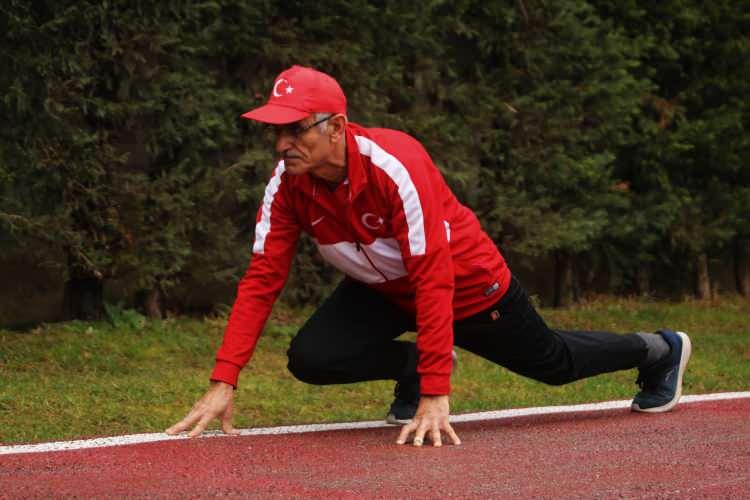 <p>Bursa’da yaşayan 66 yaşındaki Harun Karaağaç yıllar önce özel sektörden emekli oldu. Spor yapmak maksaklı katıldığı bir atletizm yarışmasında derece elde etti.</p>