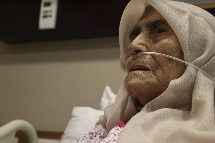 <p>Enfeksiyon Hastalıkları ve Klinik Mikrobiyoloji Bölümünden Doç. Dr. Vuslat Keçik Boşnak da hastanın direncinin oldukça yüksek olduğunu dile getirerek, "Kısa sürede hastalığı atlattı. Gayet güçlü ve pozitif kendisi. Hastanemize de pozitif enerji saçtı." ifadesini kullandı.</p>