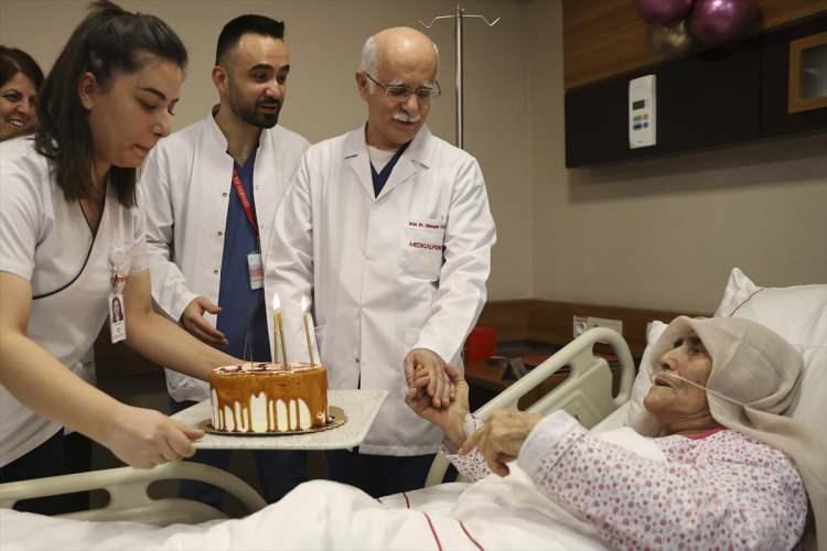 <p>Yoğun bakımdaki tedavisinin ardından hayati tehlikeyi atlatarak servise alınan Düzer için hastane yönetimi, doktorlar ve hemşireler tarafından "Sağlıklı, mutlu yıllar 111" yazılı pasta kesildi.</p>