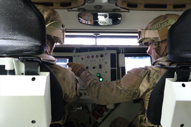 <p>PARS ALPHA'da ise sürücünün ve diğer personel bölmesinin arkada bulunmasının, önde yer alan motor bölmesiyle tamamen ayrı olmasının çok büyük avantajlar getirdiğini vurgulayan Kurt, şu değerlendirmelerde bulundu:</p>