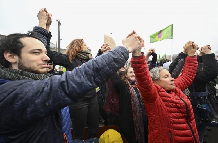 <p>Gizli görüşmenin ortaya çıkması üzerine ülkede AfD'nin kapatılmasına ilişkin tartışmalar başlamış, halk da son dönemde aşırı sağa ve AfD'ye tepki için göstermek için sokaklara çıkmıştı.</p>