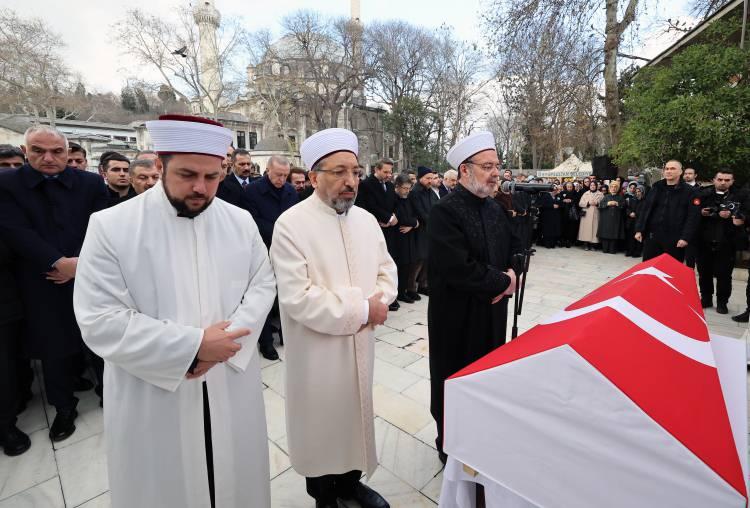 <p>Cumhurbaşkanı Erdoğan ile TBMM Başkanı Numan Kurtulmuş, namazın ardından Alatlı'nın tabutuna omuz verdi.</p>

<p> </p>
