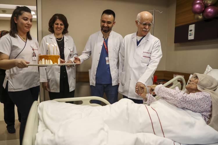<p>28 Ocak'ta rahatsızlanan ve yakınları tarafından Medical Point Gaziantep Hastanesi'ne götürülen Düzer'e zatürre teşhisi konuldu.</p>