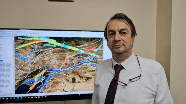 <div>Zonguldak Bülent Ecevit Üniversitesi (ZBEÜ) Afet Uygulama ve Araştırma Merkezi'nin kurucusu, Geomatik Mühendisliği'nden Prof. Dr. Şenol Hakan Kutoğlu, Malatya'da 25 Ocak'ta meydana gelen depremin ardından radar uydu verilerini ve geliştirdikleri deprem tehlike yazılımını kullanarak bölgede inceleme yaptığını söyledi. </div>
