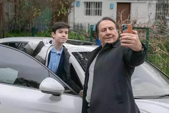 <p><strong>'Hüsnü Çoban' karakterine teslim edilen lüks araç eğlence dolu anlara şahitlik ederken o görüntüler sosyal medyada viral oldu.</strong></p>
<p> </p>
