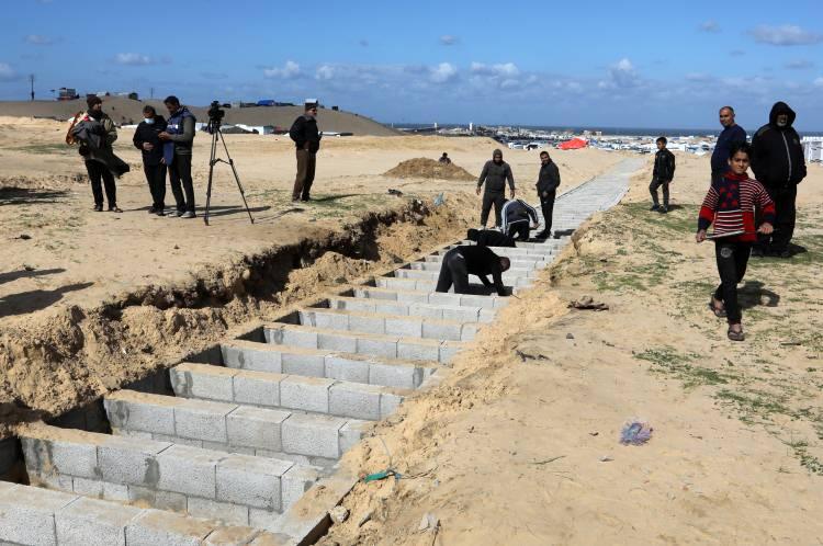 <p>Filistinli yetkililer, İsrail güçlerinin, geçen kasım ayında Gazze'deki Şifa Hastanesine baskını sırasında hastanenin morgunda ve avlusunda bulunan 100'den fazla cesedi kaçırdığını duyurmuştu.</p>

<p> </p>
