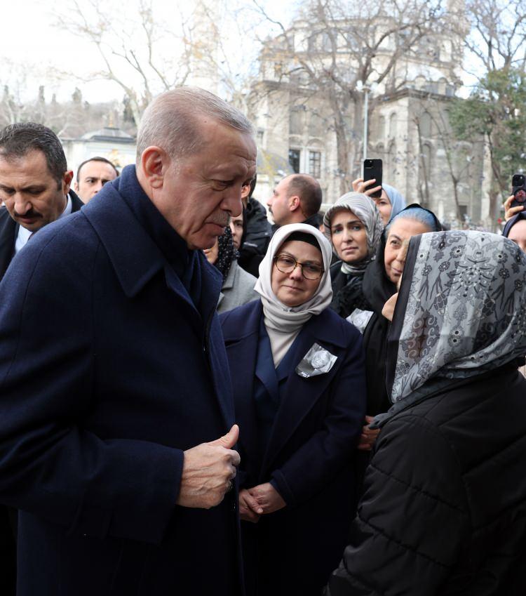 <p>Erdoğan, Alatlı'nın tüm ailesine baş sağlığı dileyerek, "Toprak anamız ebediyete uğurlanıyor. O gerçekten toprak ana olmayı sürekli bizlere de ifade ederdi. Rabbim yar, yardımcımız olsun. Eyüp Sultan Hazretlerinin hemen bu hazirede olması bizler için onunla bu dünyada çok daha fazla bir arada olmayı inşallah bizlere nasip edecektir. Geldik, gidiyoruz. Ebediyete uğurladığımız Alev anamız, ablamızla da ebediyette Rabbim bizlere haşru cem eylesin diyorum." ifadelerini kullandı.</p>
