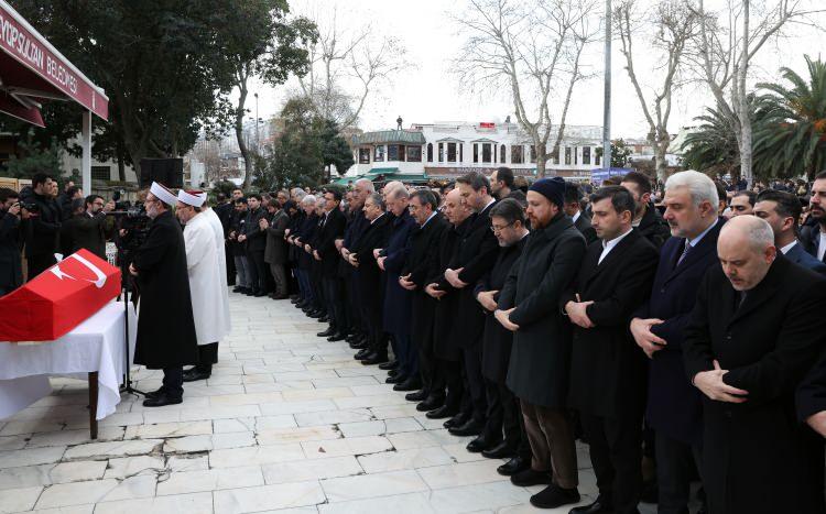 <p>Cenaze merasimine, Cumhurbaşkanı Erdoğan ve eşi Emine Erdoğan'ın yanı sıra oğlu Bilal Erdoğan, TBMM Başkanı Numan Kurtulmuş, Cumhurbaşkanı Yardımcısı Cevdet Yılmaz, Kültür ve Turizm Bakanı Mehmet Nuri Ersoy, Tarım ve Orman Bakanı İbrahim Yumaklı, Enerji ve Tabii Kaynaklar Bakanı Alparslan Bayraktar, Sağlık Bakanı Fahrettin Koca, Cumhurbaşkanlığı İletişim Başkanı Fahrettin Altun, Cumhurbaşkanı Dış Politika ve Güvenlik Başdanışmanı Akif Çağatay Kılıç, Diyanet İşleri Başkanı Prof. Dr. Ali Erbaş, İstanbul Valisi Davut Gül, YÖK Başkanı Erol Özcan, AK Parti Grup Başkanvekili Muhammet Emin Akbaşoğlu katıldı.</p>
