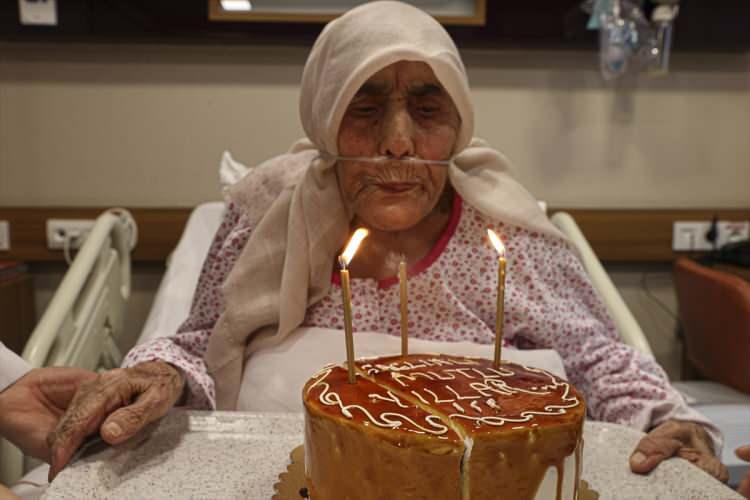 <p>Anesteziyoloji ve Reanimasyon uzmanı Prof. Dr. Hüseyin Yıldız ise hastanın genel durumunun stabil olduğunu belirtti.</p>
<p> </p>
<p>Yıldız, zatürrenin tedavi edilmediğinde hayati risk taşıyan bir hastalık olduğunu ifade etti.</p>