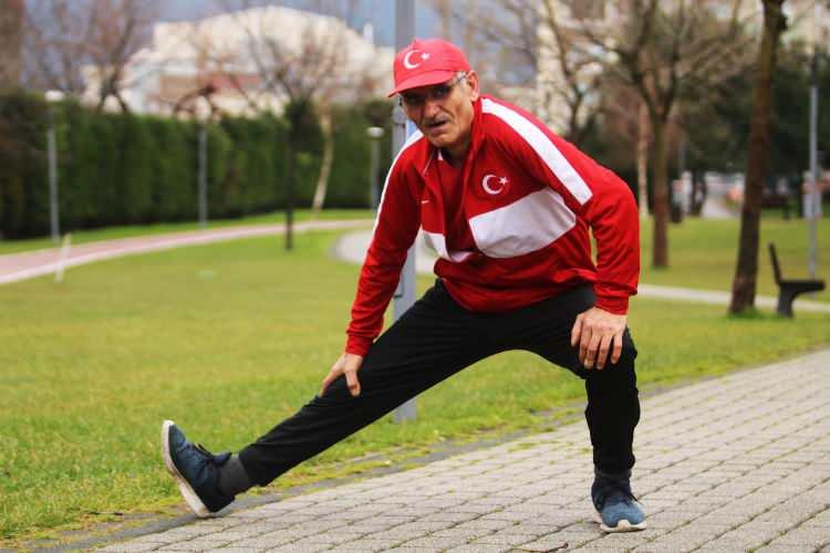 <p><strong>Yaşına aldırmadı, başarıdan başarıya koştu</strong></p>